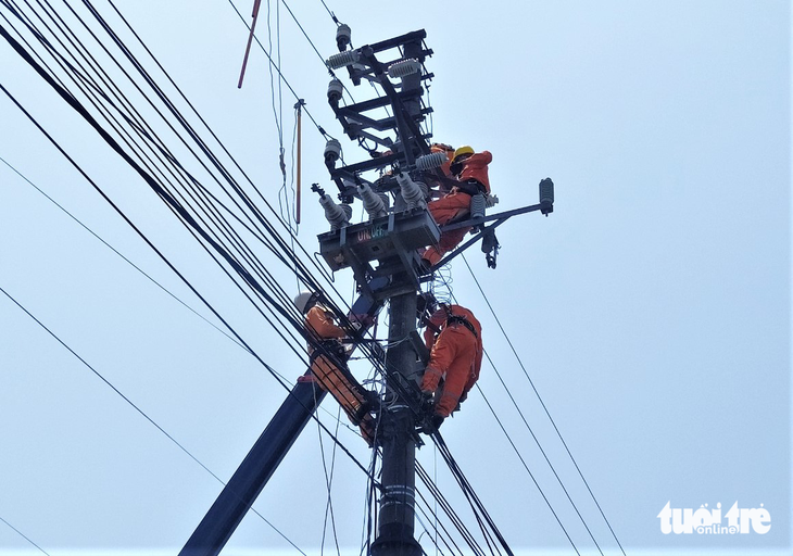 Mua 80% nguồn điện từ bên ngoài, EVN đang gánh lỗ thay cho khách hàng?
