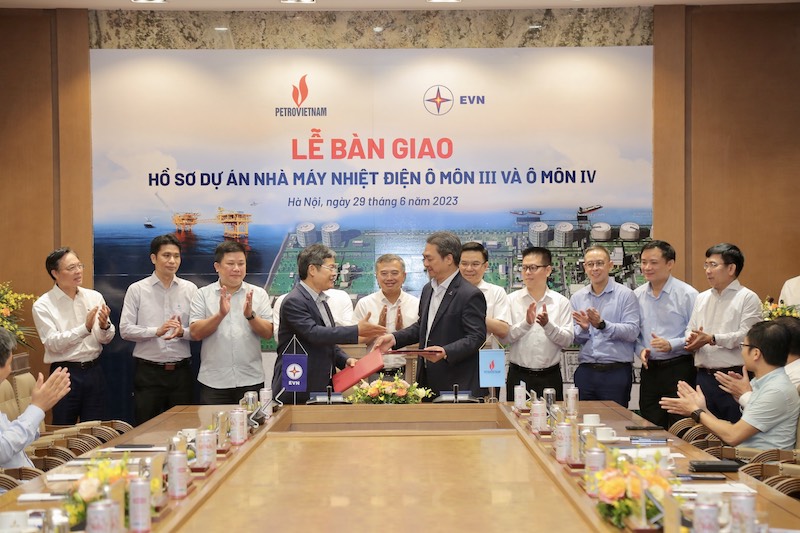 EVN bàn giao hồ sơ Dự án nhiệt điện Ô Môn III và IV cho Petrovietnam