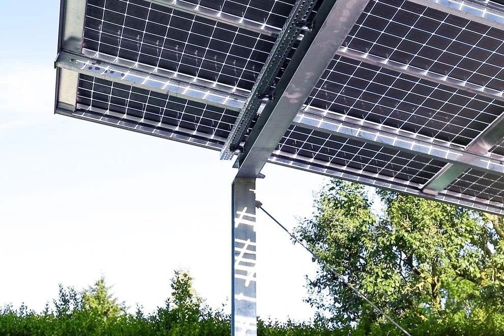 Các nhà khoa học sáng chế ra pin mặt trời hai mặt sử dụng siêu vật liệu perovskite